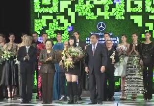 10梅赛德斯-奔驰中国国际时装周2014年度颁奖典礼.jpg