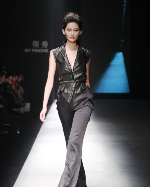 领秀（梦舒雅）·何平2012春夏发布会01.JPG