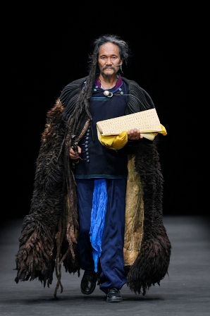 衣迪阿诺·梁燕北服日 (1).jpg