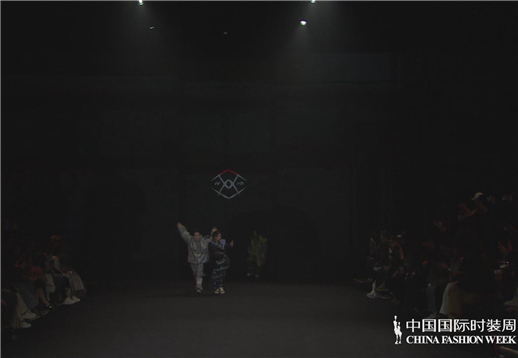 以衣唯人•徐嘉│童话小镇.jpg