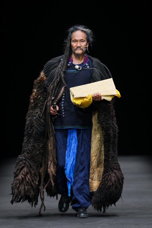 衣迪阿诺·梁燕北服日 (1).jpg